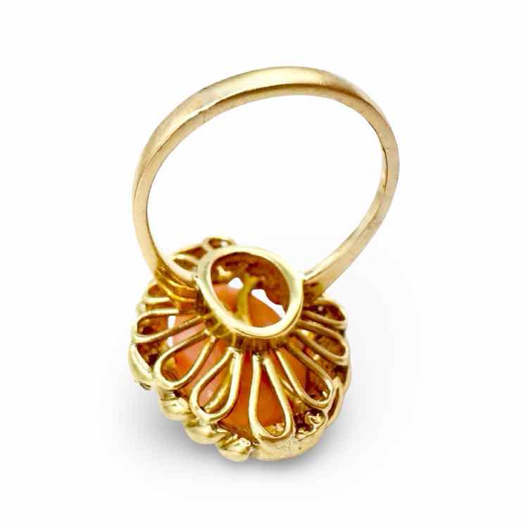 18K ring w/coral and diamonds