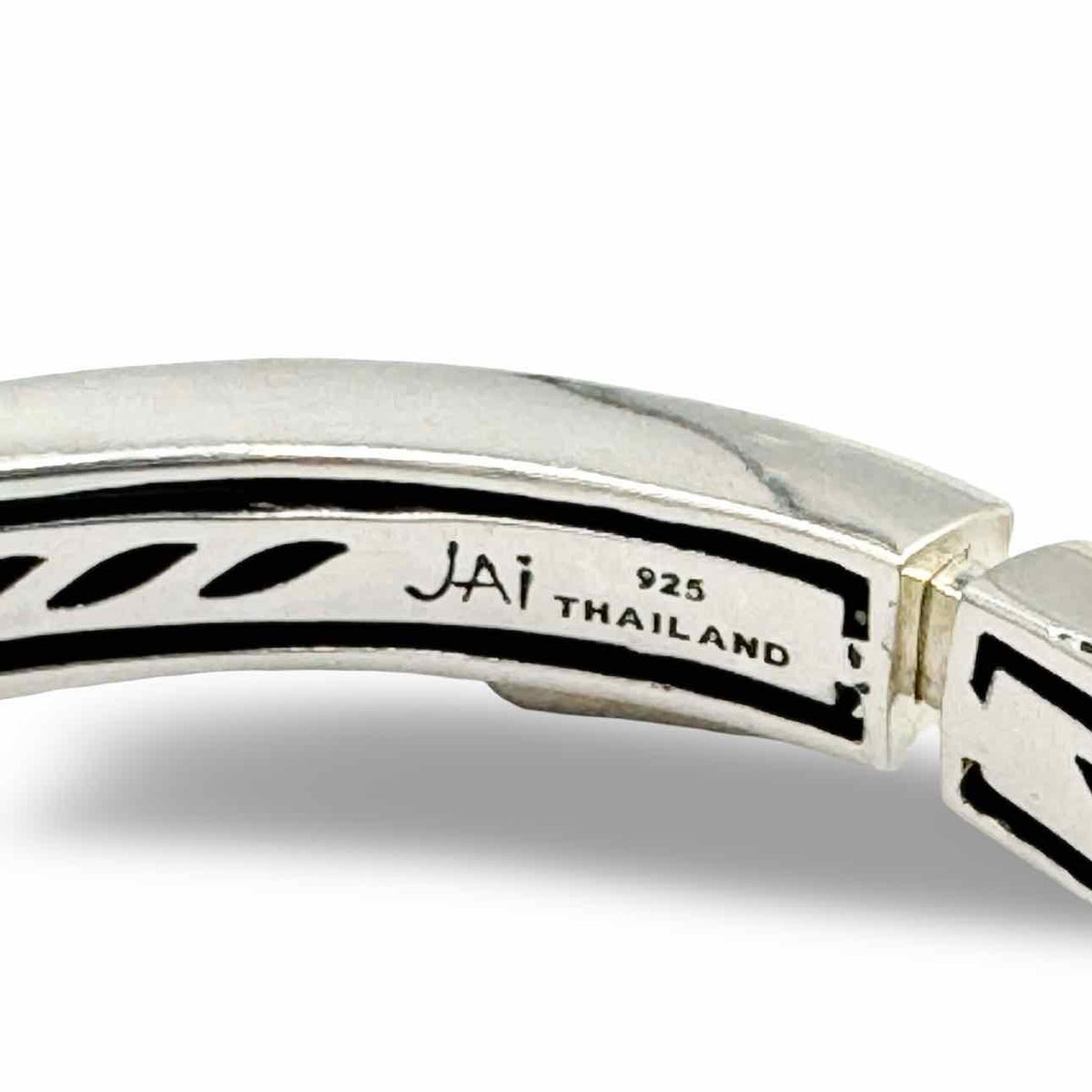 JAI — Hinged bangle bracelet
